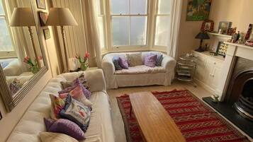 Basic House | Living area | TV