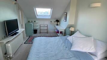 Basic House | 2 bedrooms, laptop workspace, iron/ironing board, bed sheets