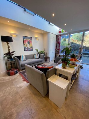 Basic House | Interior - Delightful 2BD Cottage-chic House Hammersmith! (London)