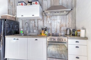 Een koelkast, een magnetron, een oven, een vaatwasser