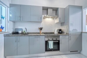 Kühlschrank, Mikrowelle, Ofen, Geschirrspüler