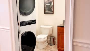 Ducha, secador de pelo, toallas, jabón