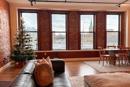 リビング エリア. Luxurious 2 BR Loft