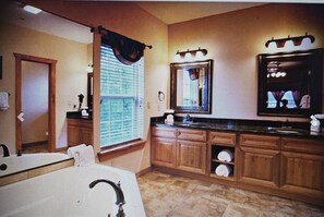 ヘアドライヤー、タオル、石鹸、トイレットペーパー