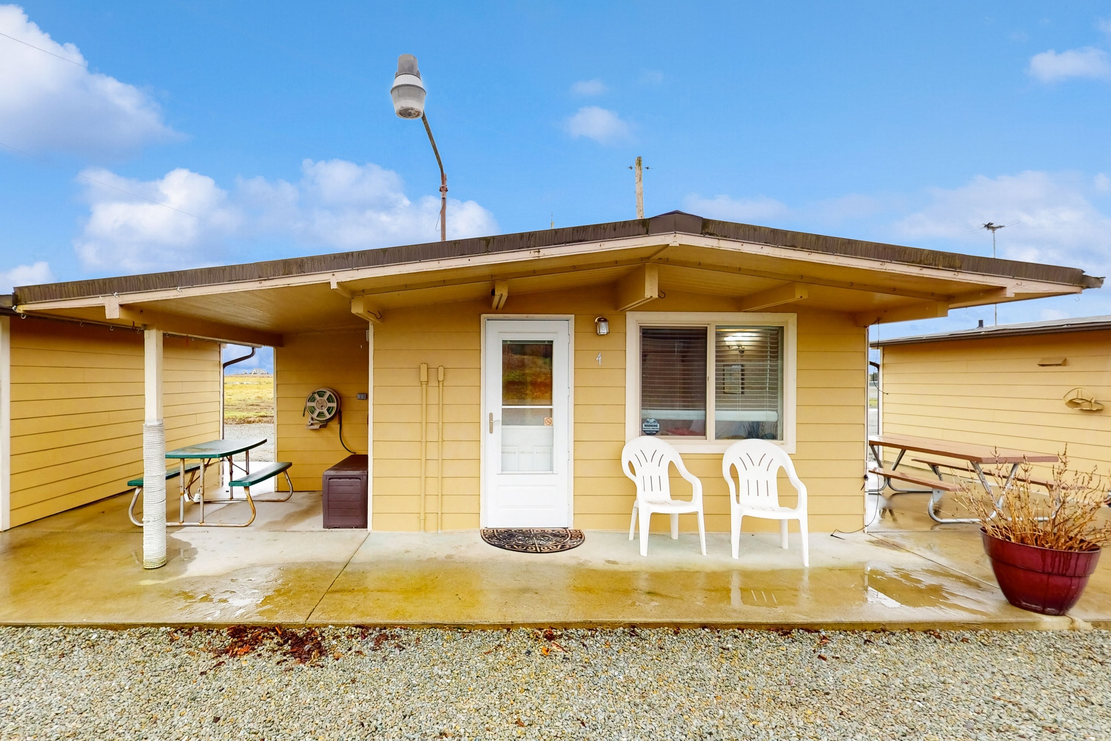 Cozy riverside cabin with kitchenette & laundry facilities - dog-friendly
