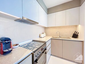Apartment (2 Bedrooms) | Private kitchen | Oven, stovetop, electric kettle, toaster - Lux Burj Royale Full Burj Khalifa & Fountain View (Dubai)