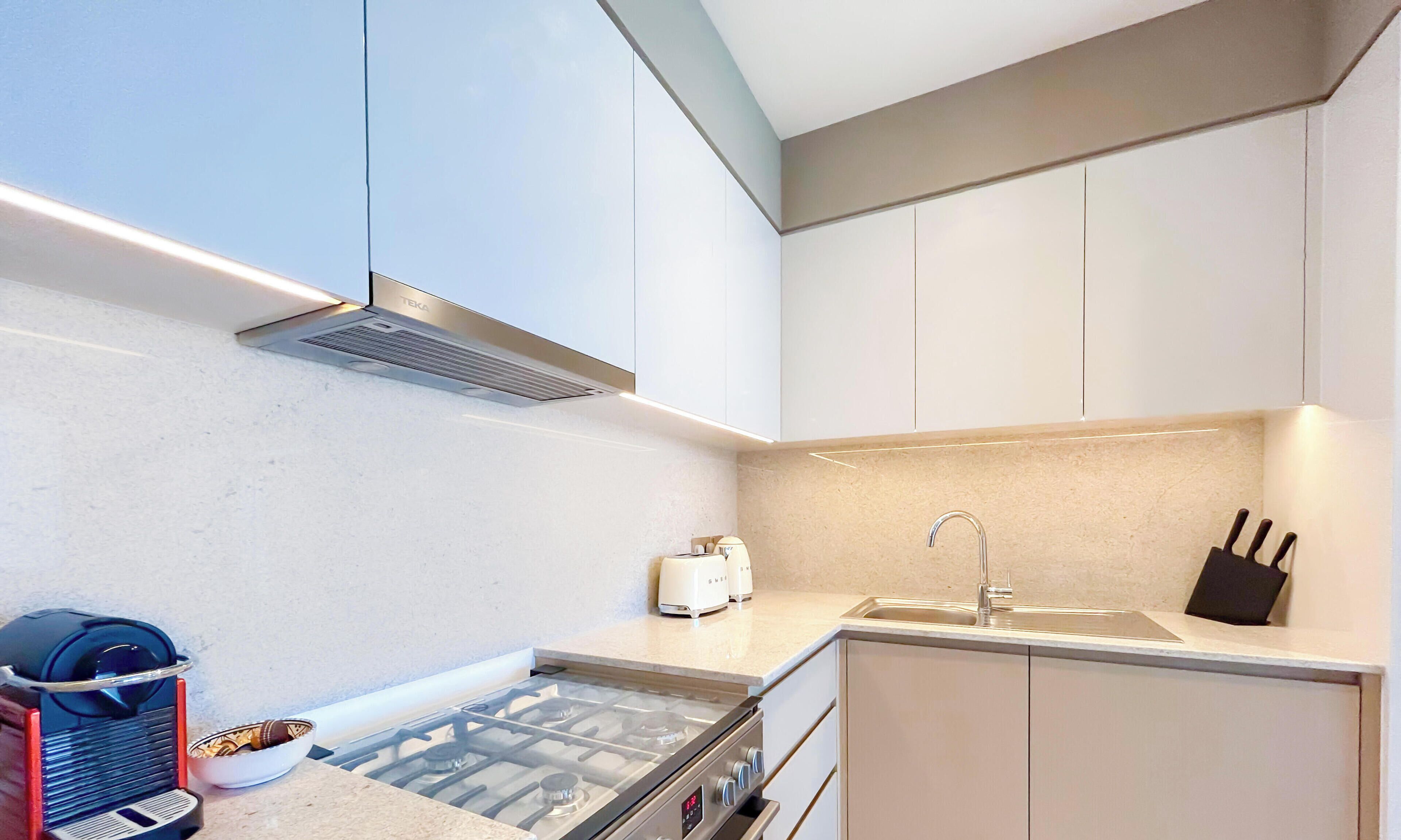 Apartment (2 Bedrooms) | Private kitchen | Oven, stovetop, electric kettle, toaster