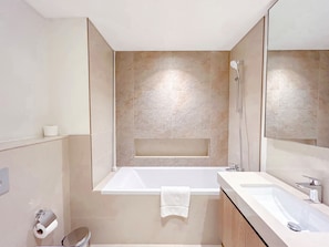Bathroom - Luxury 2B in Downtown Views Balcony and Burj View (Dubai)