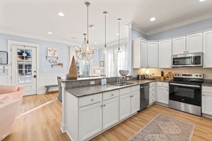 Fridge, microwave, oven, stovetop - Sandestin "Bungalo Bliss" Beach, New 2024 6 Seater Golf Cart, Heated Pool, Golf, (Miramar Beach)