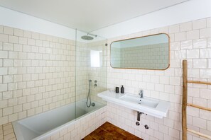 Dusche, Haartrockner, Bidet, Handtücher