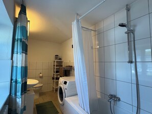 Hair dryer, towels, soap, toilet paper - 3 Schlafzimmer, Dachterasse und Flussblick (Ühlingen-Birkendorf)