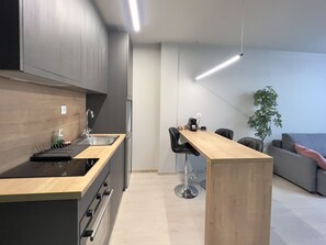 Fridge, stovetop, coffee/tea maker, toaster - Modern apartment in the city center and the very heart of nightlife (Thessaloniki)