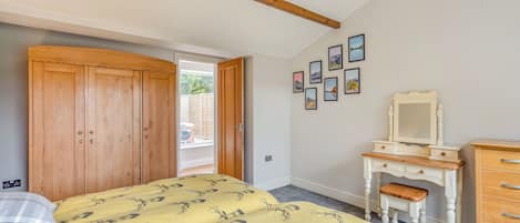 2 bedrooms, WiFi (free), bed sheets