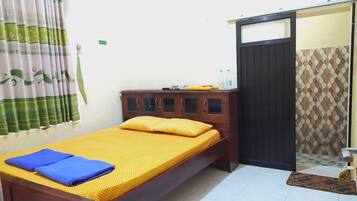 Standard Double Room | Desk, free WiFi, bed sheets