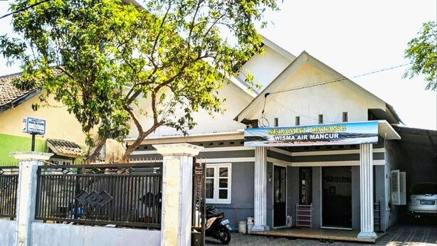 A building with a sign that reads "Selamat Datang Wisma Air Mancur". - Hotel O Wisma Air Mancur Homestay Syariah (Tumpang)