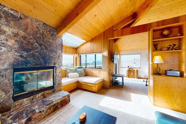 Fernseher, Kamin, Bücher