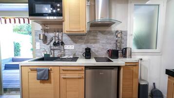 Réfrigérateur, micro-ondes, cafetiÚre/bouilloire, grille-pain