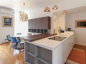 Een koelkast, een microgolfoven, een oven, een vaatwasser