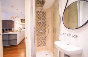 Dusche, Haartrockner, Handtücher