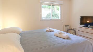 2 habitaciones, tabla de planchar con plancha, wifi y ropa de cama