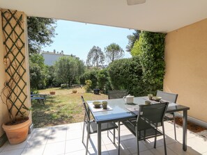 Outdoor dining - Charming & bright flat with AC, Garden 300m² and Closed Garage - BENAKEY (Cannes)