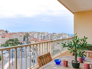 Outdoor dining - Studio with Huge Terrace close to the beach-Clim Mobile- BENAKEY (Cannes)
