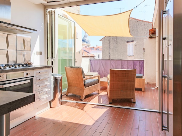 Kylskåp, mikrovågsugn, ugn och spishäll