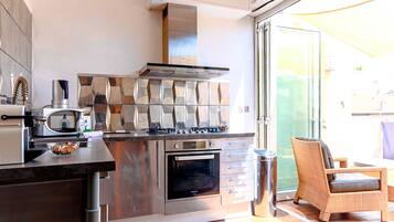 Réfrigérateur, micro-ondes, four, plaque de cuisson