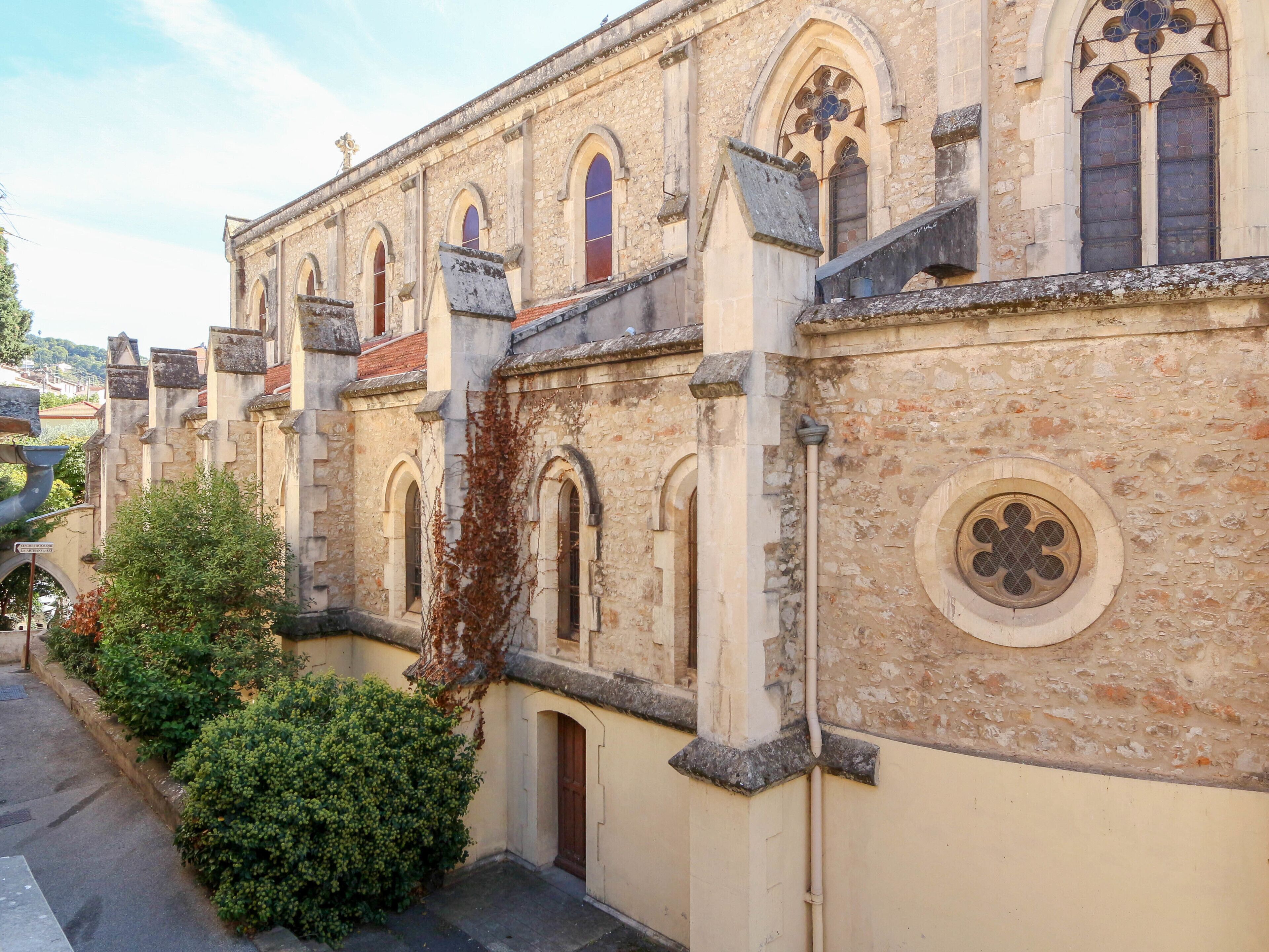 Un bâtiment historique doté d’arcs en plein cintre et d’une façade en pierre.