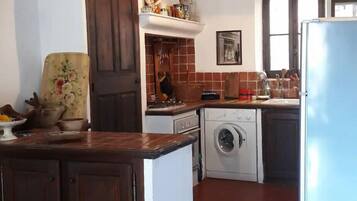 Een koelkast, een microgolfoven, een oven, een vaatwasser