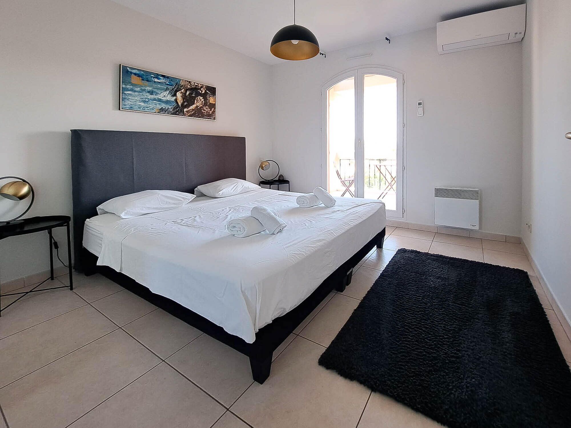 3 habitaciones, tabla de planchar con plancha, wifi y ropa de cama 