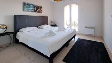 3 slaapkamers, een strijkplank/strijkijzer, wifi, beddengoed