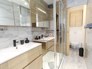 Dusche, Haartrockner, Handtücher