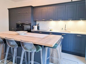 Kühlschrank, Mikrowelle, Ofen, Geschirrspüler