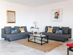 TV - Beautiful flat with Sea View Terrace, Pool, Parking portative AC- BENAKEY (Antibes)