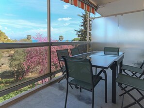 Outdoor dining - Beautiful flat with Sea View Terrace, Pool, Parking portative AC- BENAKEY (Antibes)