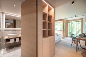 A modern bathroom with a large mirror, a sink, and a wooden vanity. - Seegut Zeppelin – a member of Design Hotels (Friedrichshafen)