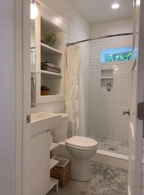 Douche, articles de toilette écologiques, sèche-cheveux