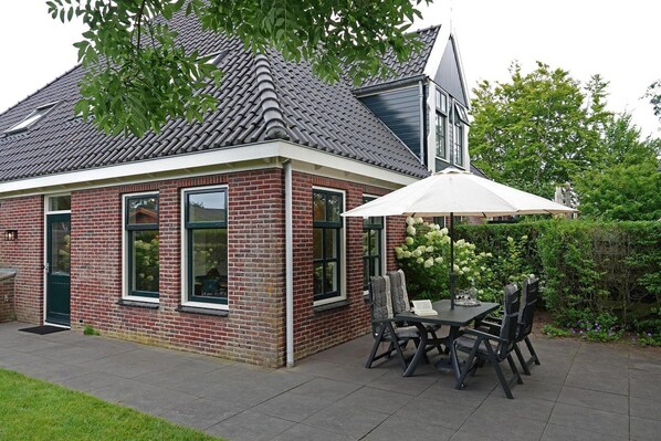 Outdoor dining - Apartment with garden for 5 persons, Holiday home, Egmond, Alkmaar, Beach (Egmond-Binnen)