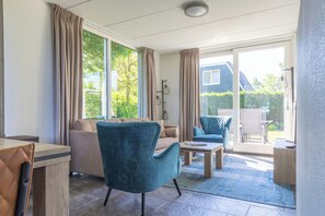 Smart TV - Dune Bungalow directly against the dunes for 5 persons. Holiday home, Privacy, Walking, Cycling. (Egmond-Binnen)