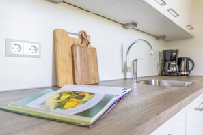 Dishwasher, coffee/tea maker, toaster, dining tables - Dune Bungalow directly against the dunes for 5 persons. Holiday home, Privacy, Walking, Cycling. (Egmond-Binnen)