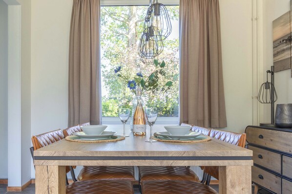 Dining - Dune Bungalow directly against the dunes for 5 persons. Holiday home, Privacy, Walking, Cycling. (Egmond-Binnen)