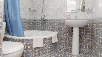 Kostenlose Toilettenartikel, Haartrockner, Hausschuhe