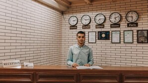 Un mostrador de recepción con relojes que muestran las horas de Greenwich, Nueva York, Tashkent, Moscú y París.