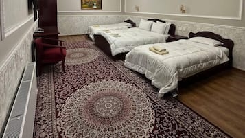 Family Quadruple Room | Desk, laptop workspace, free WiFi