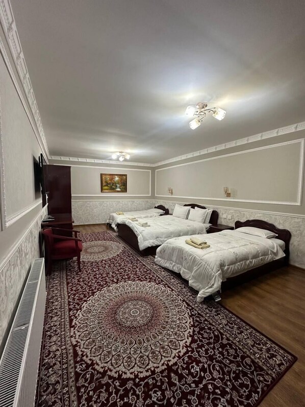 Family Quadruple Room | Desk, laptop workspace, free WiFi