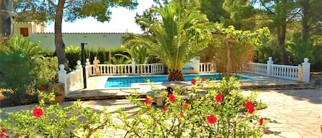 Una piscina al aire libre