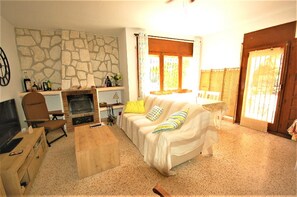 TV, fireplace, DVD player - SAONA VILLAS (CP DOLORES) : villa 10 personnes, piscine privée, climatisation (Tres Calas)