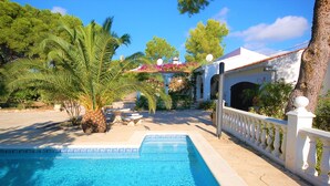 A swimming pool with a tiled edge, surrounded by a white balustrade. - SAONA VILLAS (CP DOLORES) : villa 10 personnes, piscine privée, climatisation (Tres Calas)