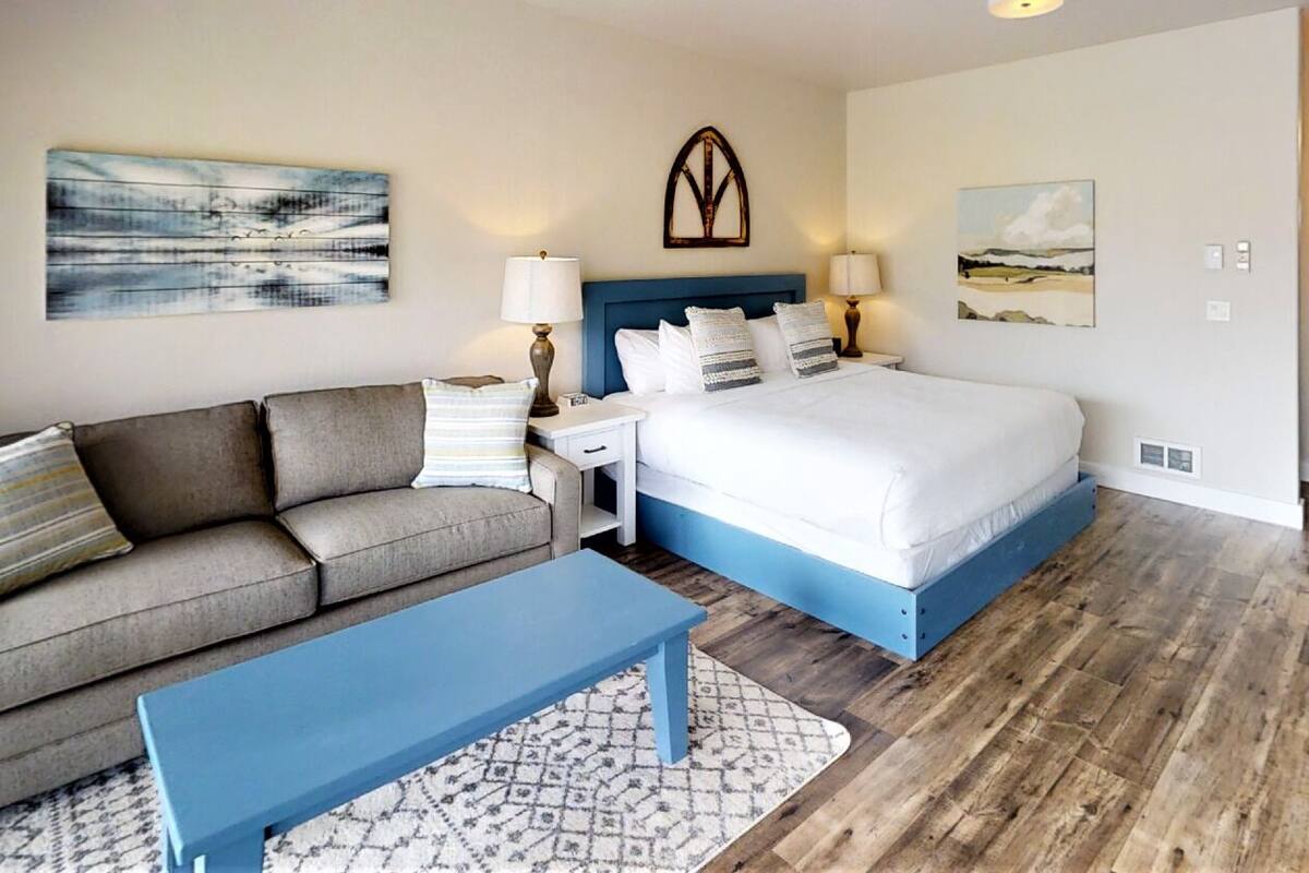 Deluxe Studio Suite, Golf View | Desk, free WiFi